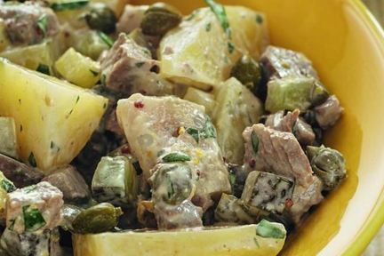 Салат из картофеля с сельдью и телятиной