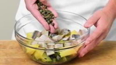 салат из картофеля с сельдью и телятиной