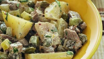салат из картофеля с сельдью и телятиной