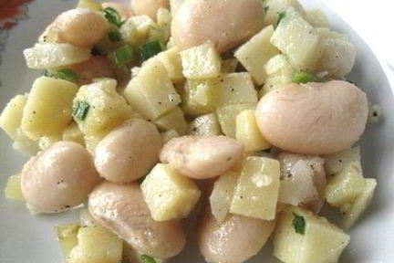 Салат картофельный с фасолью и сметаной