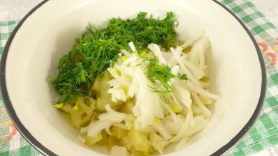 салат с картофелем и маринованными огурцами