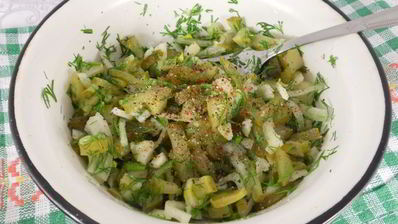 салат с картофелем и маринованными огурцами