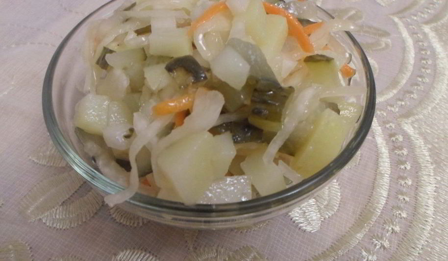 Рецепт салата с картофелем и соленьями