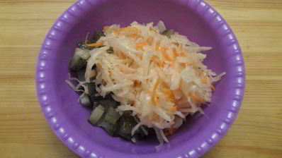 салат с картофелем и соленьями