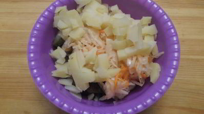 салат с картофелем и соленьями