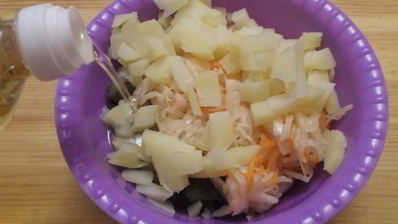салат с картофелем и соленьями