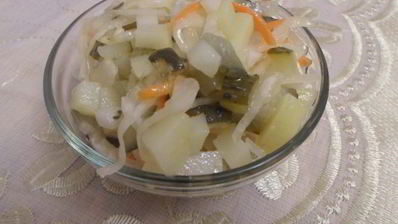 салат с картофелем и соленьями