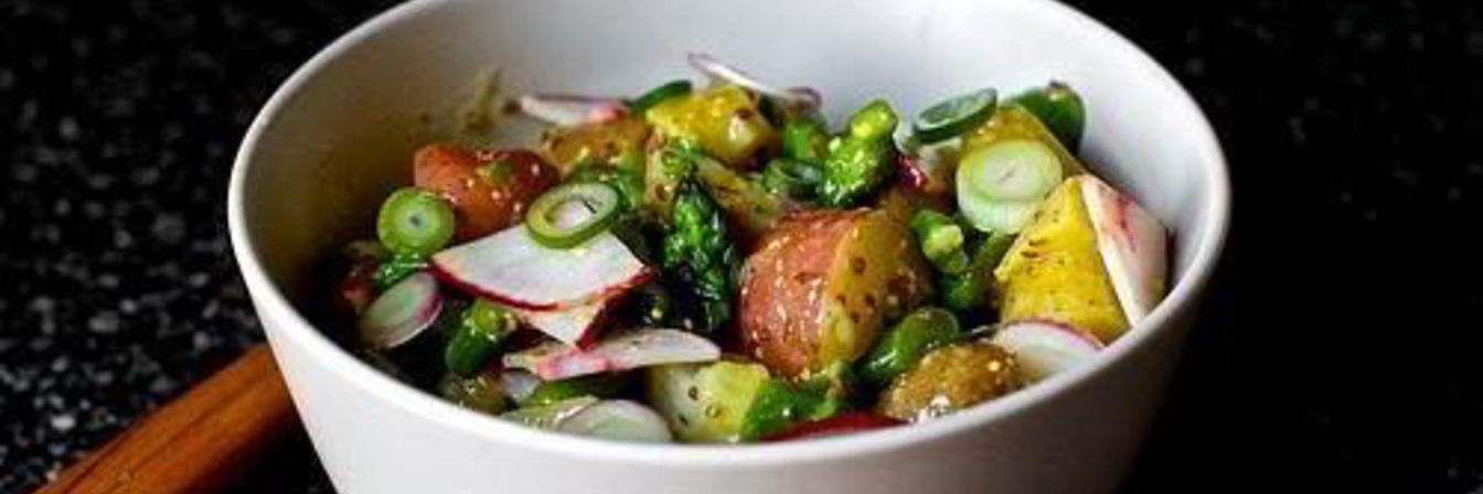 Салат с картофелем, маринованным луком и спаржей