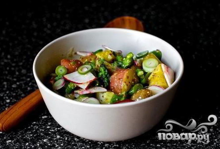 Салат с картофелем, маринованным луком и спаржей