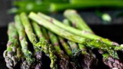 салат с картофелем, маринованным луком и спаржей