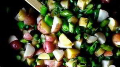 салат с картофелем, маринованным луком и спаржей