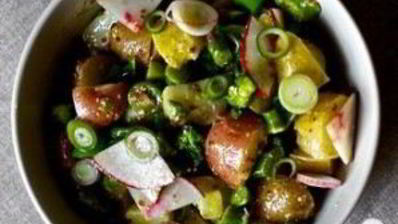 салат с картофелем, маринованным луком и спаржей