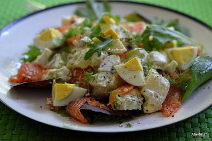 Салат с малосольной семгой и картофелем