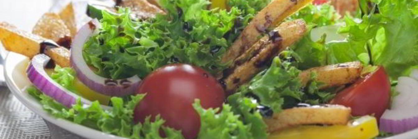 Салат с жареной картошкой соломкой