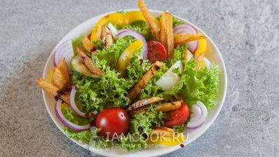 салат с жареной картошкой соломкой