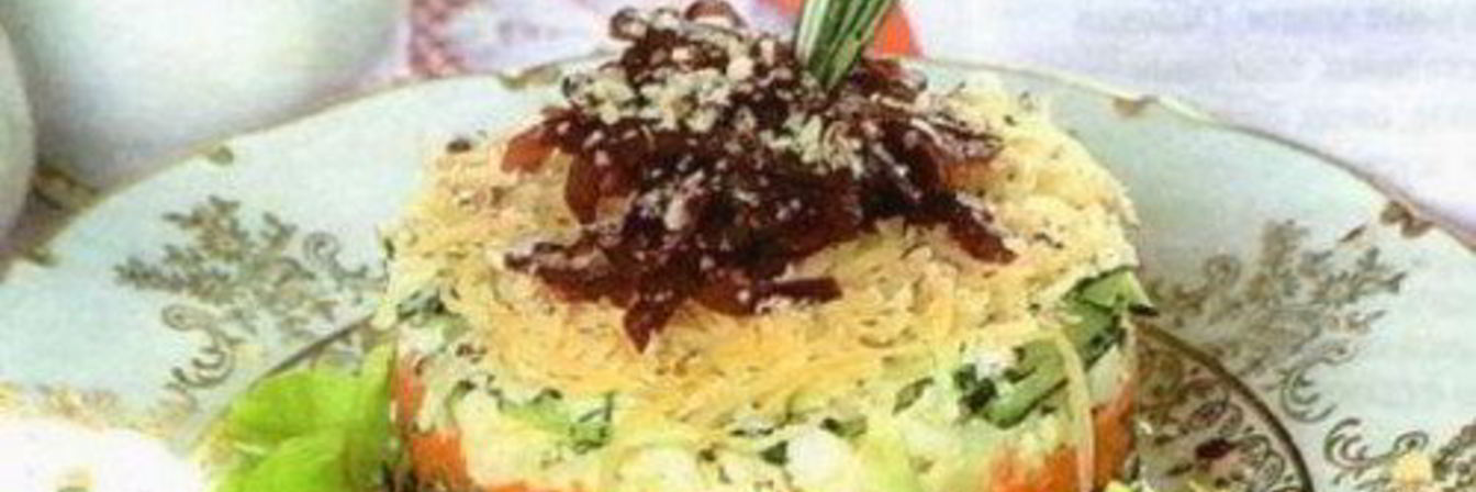 Слоеный картофельный салат со шпротами и маслинами