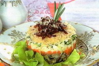 Слоеный картофельный салат со шпротами и маслинами