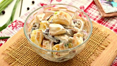 теплый картофельный салат с грибами