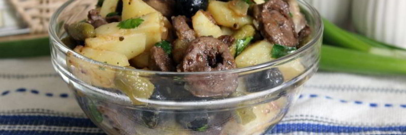 Теплый картофельный салат с индюшиными сердечками