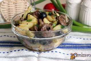 Теплый картофельный салат с индюшиными сердечками