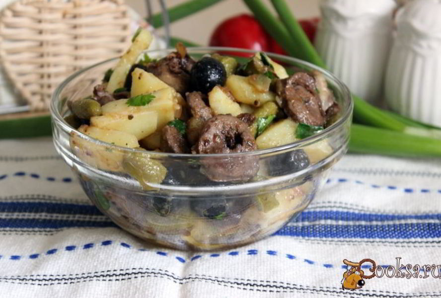 Теплый картофельный салат с индюшиными сердечками