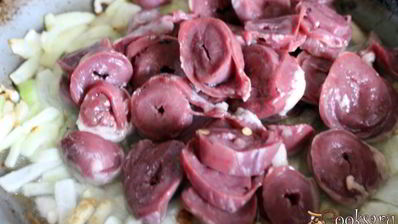 теплый картофельный салат с индюшиными сердечками