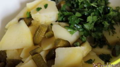 теплый картофельный салат с индюшиными сердечками