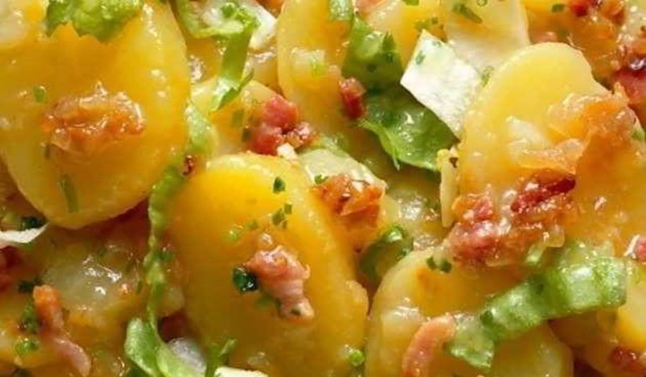 Рецепт теплого картофельного салата с хрустящим беконом