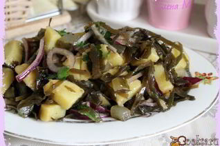 Теплый картофельный салат с морской капустой