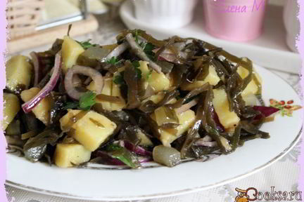 Теплый картофельный салат с морской капустой