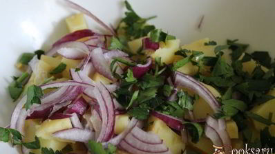 теплый картофельный салат с морской капустой