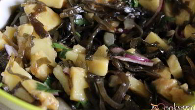 теплый картофельный салат с морской капустой