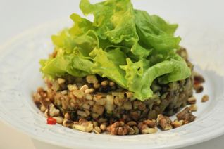 Теплый картофельный салат с орехами