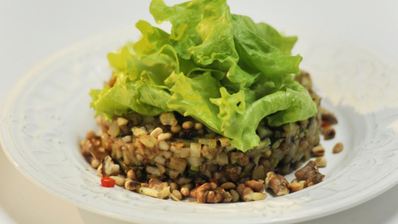 теплый картофельный салат с орехами