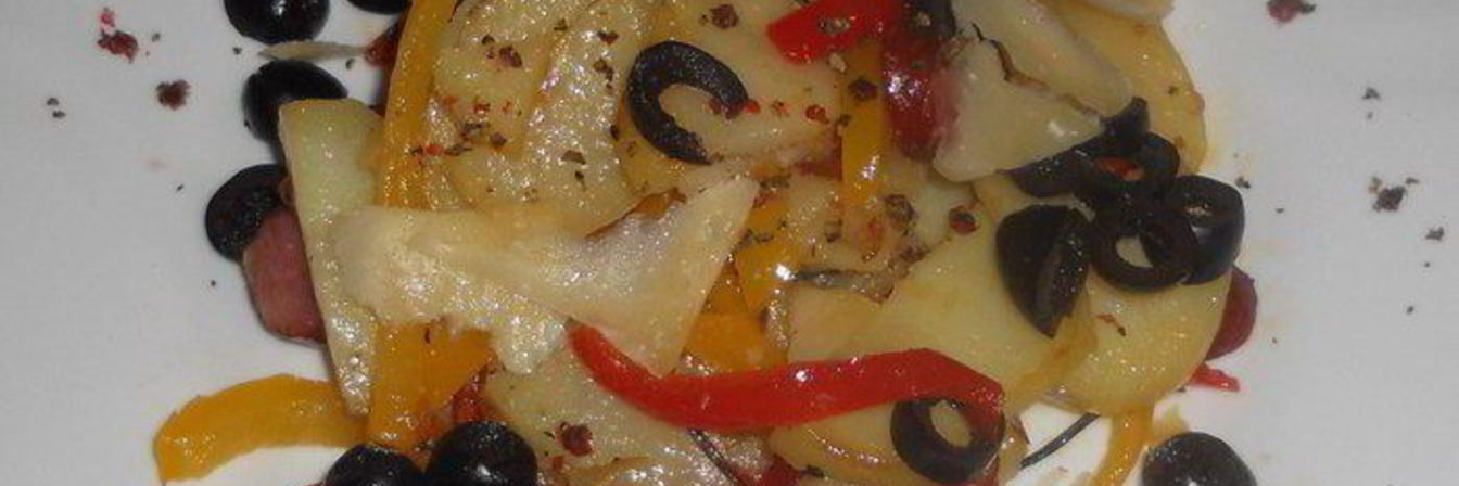 Теплый картофельный салат с перцем и охотничьими колбасками