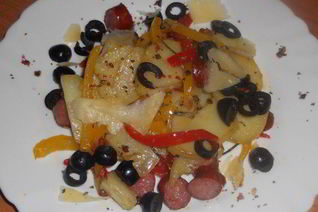 Теплый картофельный салат с перцем и охотничьими колбасками