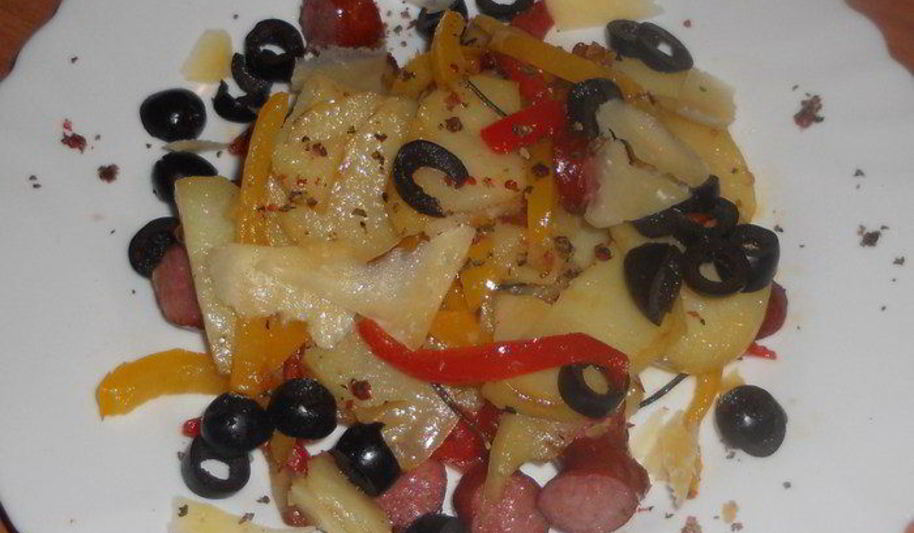 Рецепт теплого картофельного салата с перцем и охотничьими колбасками