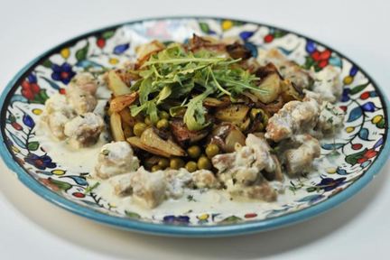 Теплый картофельный салат со сливочной курицей