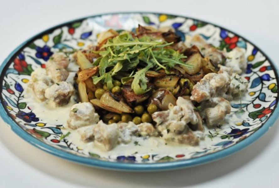 Теплый картофельный салат со сливочной курицей