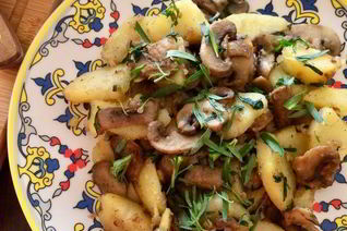 Теплый салат с картофелем и шампиньонами