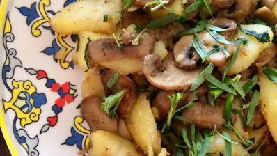 теплый салат с картофелем и шампиньонами