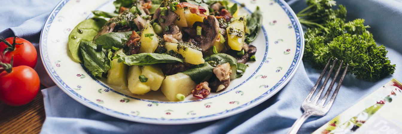 Теплый салат с молодым картофелем и хрустящим беконом