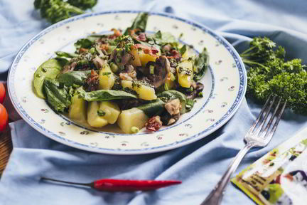 Теплый салат с молодым картофелем и хрустящим беконом