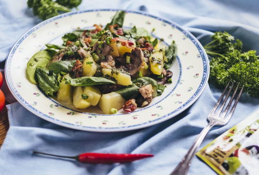 Теплый салат с молодым картофелем и хрустящим беконом