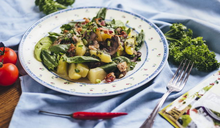 Рецепт теплого салата с молодым картофелем и хрустящим беконом