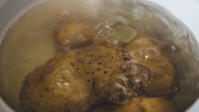 теплый салат с молодым картофелем и хрустящим беконом