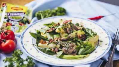 теплый салат с молодым картофелем и хрустящим беконом