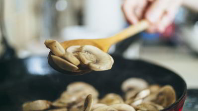 теплый салат с молодым картофелем и хрустящим беконом