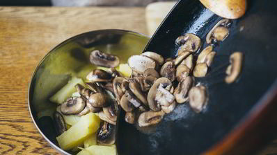 теплый салат с молодым картофелем и хрустящим беконом