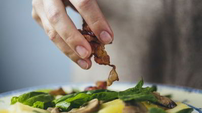 теплый салат с молодым картофелем и хрустящим беконом